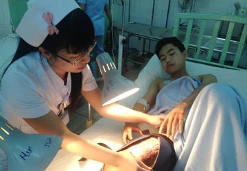 Va quẹt xe, một SV bị đâm trọng thương ảnh 1