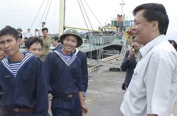 Ông Vũ Tấn Thái, Chủ tịch huyện Ninh Hòa: “Nhớ đem giùm mình hạt giống cây bàng vuông từ Trường Sa về nhé!”.