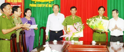 Khen thưởng lực lượng triệt phá ma túy tại tiệc đầy tháng ảnh 1 Khen thưởng lực lượng triệt phá ma túy tại tiệc đầy tháng ảnh 1