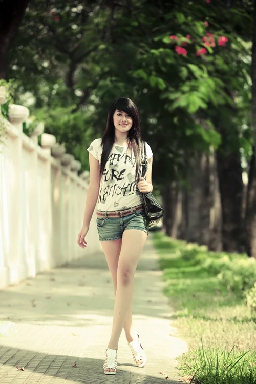 Siêu mẫu 14 tuổi cao 1 mét 8 đọ dáng cùng HH Trái đất ảnh 5