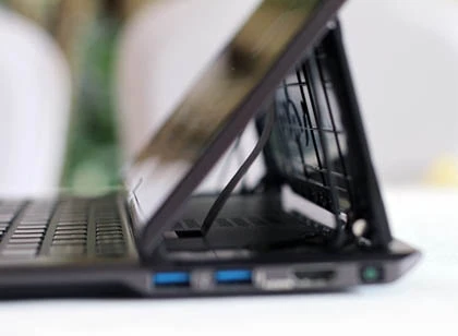 Dùng thử laptop "biến hình" với bàn phím trượt của Sony ảnh 2