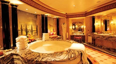 Vào trong tháp Dubai chọc trời vừa bị sét đánh ảnh 16