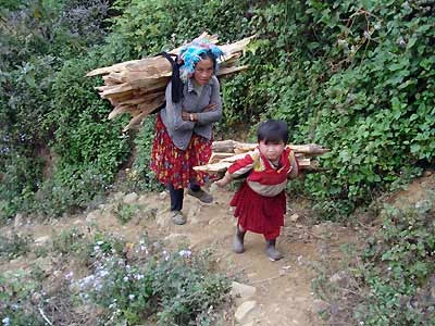 Theo mẹ lên nương (ảnh chụp ở bản Chu Va 12, Sơn Bình, Tam Đường, Lai Châu) (Ảnh: Khánh Kiên)