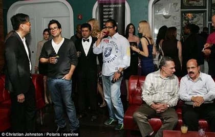 Đột nhập tiệc tìm bồ già của thiếu nữ mê tiền ảnh 4