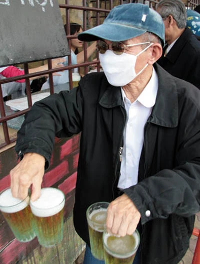 Phóng sự ảnh: Hoài niệm "bia hơi" Hà Nội ảnh 8