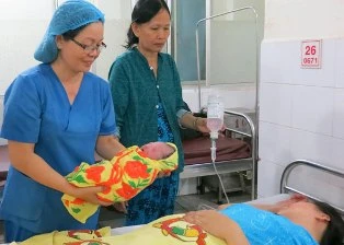 Hai bé trai chào đời đúng 0g đêm giao thừa ảnh 1