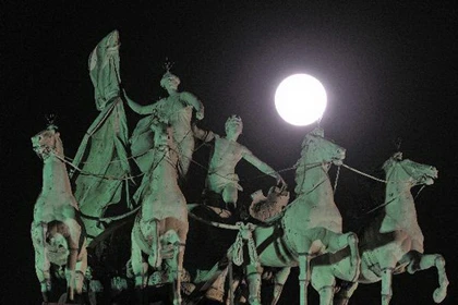 Ngắm "siêu Mặt trăng" tại các nước ảnh 6