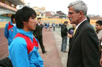 Thái Dương được thầy Calisto dặn dò khi ra Hà Nội thi đấu. Ảnh: ANH HOÀNG