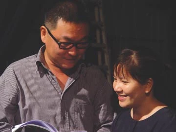 Đạo diễn Kim Eui Sung trao đổi với diễn viên Ngọc Trinh về vở kịch Kẻ nói dối đa tình