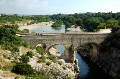 Nữ nghệ sĩ người Úc kết hôn với cây cầu 600 tuổi ảnh 1