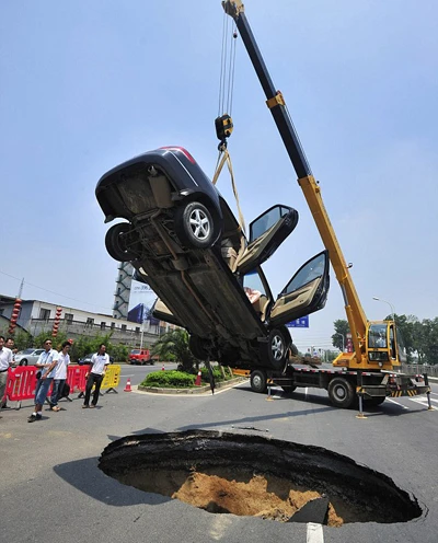 Tài xế thoát chết khi ô tô bị “hố địa ngục” nuốt trọn ảnh 3