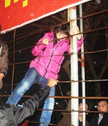 Lễ khai Ấn đền Trần: Hỗn loạn, hàng chục người ngất xỉu ảnh 10