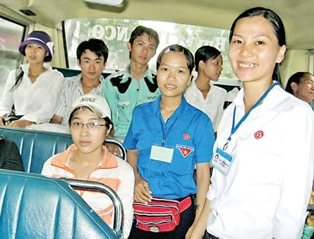 Trần Thị Thanh Huyền (bìa phải), người được nhận giải thưởng Nguyễn Văn Trỗi, cùng ĐVTN Citranco trên chuyến “xe buýt kiểu mẫu”. Ảnh: H.HOA