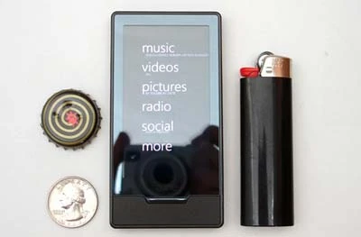 Zune HD nam tính bên đồng xu, nắp bia, bật lửa.