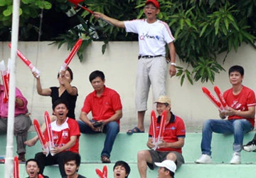 Tám người hành hung trọng tài Trí ảnh 1