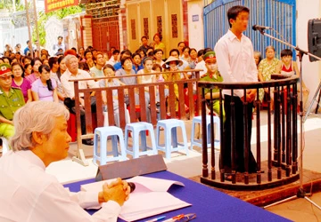 Thân nhân bồi thường, bị cáo được giảm nhẹ ảnh 1