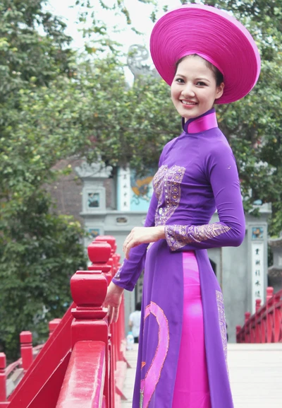 Trần Thị Quỳnh diện áo dài quảng bá Việt Nam ảnh 3
