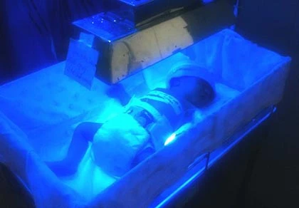 Kẹt xe, sản phụ đẻ rớt trên taxi ảnh 1