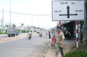 Biển giao thông đối ngoại: CSGT cũng bó tay! ảnh 1