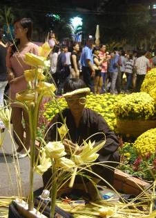 Đường hoa Nguyễn Huệ chật cứng người trong thời khắc giao thừa ảnh 10