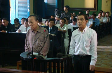 Ông Huỳnh Ngọc Sĩ và ông Lê Quả trước vành móng ngựa. Ảnh: Thanh Lưu