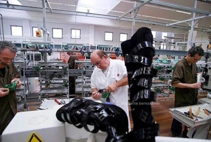 Xem giày nghìn đô được làm ra thế nào? ảnh 13