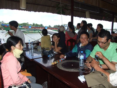 Hình ảnh cứu hộ trục vớt tàu Dìn Ký chìm trên sông Sài Gòn ngày 21-5-2011 ảnh 17