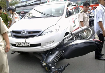 Truy đuổi taxi vi phạm, xe trật tự đô thị bị nạn ảnh 1