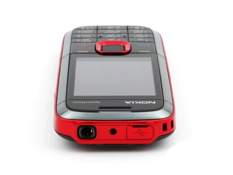 Trên đỉnh máy là giắc cắm tai nghe 3,5 mm, cổng USB được đậy nắp nhựa. Trên đỉnh máy là giắc cắm tai nghe 3,5 mm, cổng USB được đậy nắp nhựa.