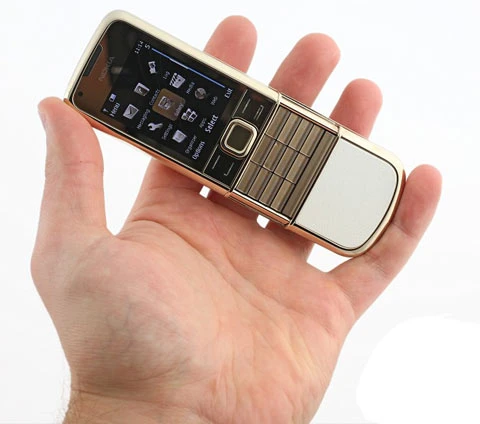 Nokia 8800 Gold Arte có kết nối 3G, bộ nhớ trong 4 GB, tính năng ngắt chuông bằng cách lật úp hoặc gõ nhẹ lên màn hình để hiện đồng hồ.