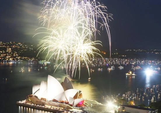 Nhà hát Opera huyền ảo dưới những bông hoa pháo. (Ảnh: Smh)