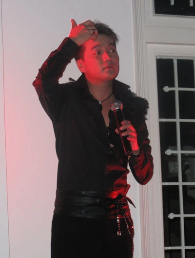 Mr. Dam hát hết mình trong đêm nhạc. Ảnh: Hòa Bình