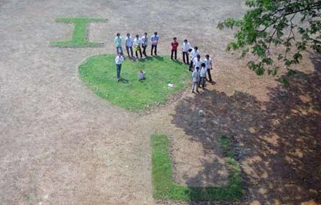 Màn tặng hoa 8/3 độc đáo của "ét vê" giao thông ảnh 2