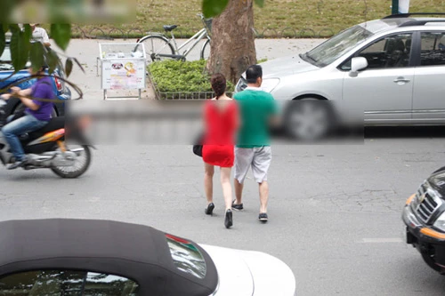 Bắt gặp Jennifer Phạm và bạn trai tay trong tay tại Hà Nội ảnh 3