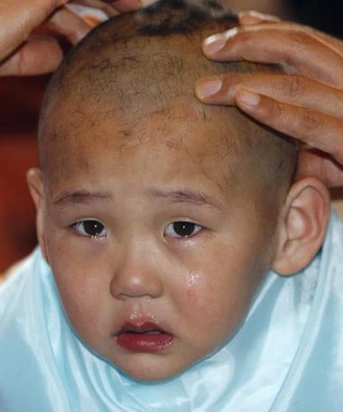 Trẻ em xuống tóc mừng Phật Đản ảnh 1 Trẻ em xuống tóc mừng Phật Đản ảnh 1