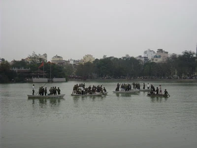 Trực tiếp quây bắt Rùa hồ Gươm: Cụ đã vào "lồng" ảnh 4 Trực tiếp quây bắt Rùa hồ Gươm: Cụ đã vào "lồng" ảnh 4