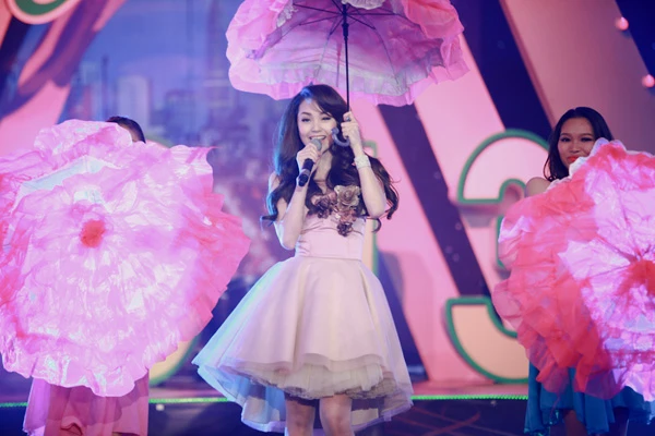 Minh Hằng vừa làm MC vừa hát ảnh 2