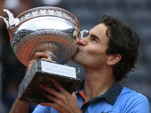 Chức vô địch Roland Garros vừa giành được đã giúp tay vợt người Thụy Sĩ cân bằng kỷ lục 14 Grand Slam mà huyền thoại Pete Sampras nắm giữ lâu nay. Chức vô địch Roland Garros vừa giành được đã giúp tay vợt người Thụy Sĩ cân bằng kỷ lục 14 Grand Slam mà huyền thoại Pete Sampras nắm giữ lâu nay.