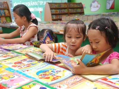 Các em say mê đọc truyện tranh tại Hội sách Thiếu nhi 2009- diễn ra từ ngày 31-5 đến 30-6 ở nhà sách Thăng Long 2, Q. Tân Bình – TPHCM. Ảnh: T.THẠNH