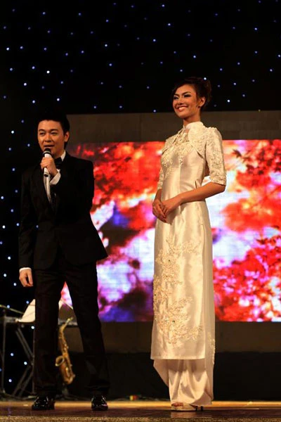 Hồng Quế mặc áo dài trị giá 75 triệu đồng ảnh 1