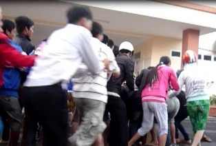 Chen lấn nộp sổ tiêm thuốc cho con ảnh 1