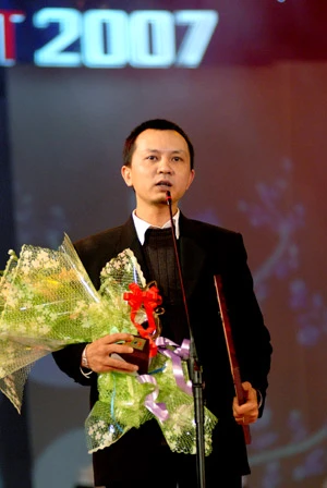 Lưu Hà An lên nhận giải. Anh tự nhận mình là người ít nói và khó gần. Ảnh: Hoàng Hà.