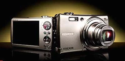Fujifilm FinePix F200EXR. Ảnh: Techgadgets