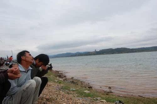 Nghe tin con, vợ chết ông Thanh chạy ra bờ sống ngồi từ sáng giờ nhưng vẫn chưa tìm được xác
