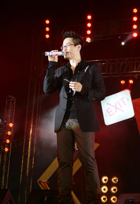 Ban nhạc The Click Five "hâm nóng" sân vận động Quân khu 7 ảnh 5 Ban nhạc The Click Five "hâm nóng" sân vận động Quân khu 7 ảnh 5