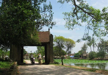 Bê tông thọc cổng làng Hà Nội ảnh 1