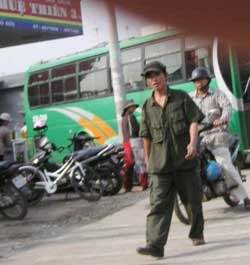 Một trong những “đầu gấu” bắt ép hành khách đi xe “dù” tại cây xăng Huệ Thiên 3. Ảnh: HL Một trong những “đầu gấu” bắt ép hành khách đi xe “dù” tại cây xăng Huệ Thiên 3. Ảnh: HL
