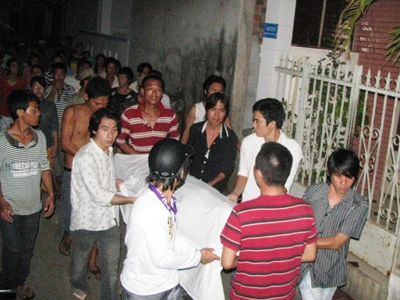 Xông vào phòng cấp cứu, đâm chết người ảnh 3