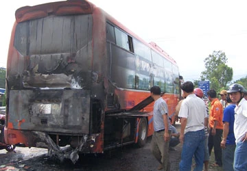 Xe khách bốc cháy dữ dội trên đường Hồ Chí Minh ảnh 1