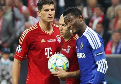 Obi Mikel xúi đểu khiến Robben đá trượt penalty ảnh 1